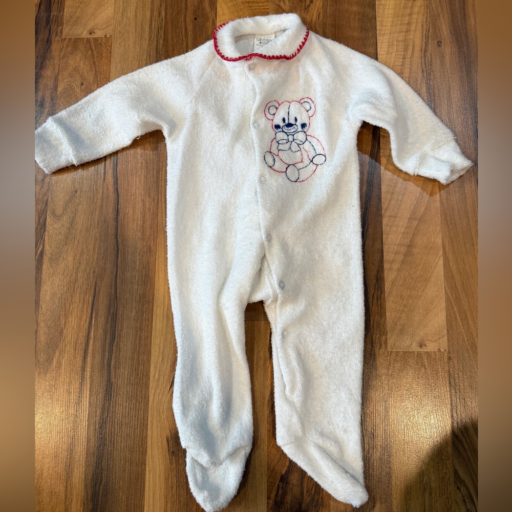 Vintage Teddy Bears Sleeper White With Bear Stitching Size Medium Snap Front.